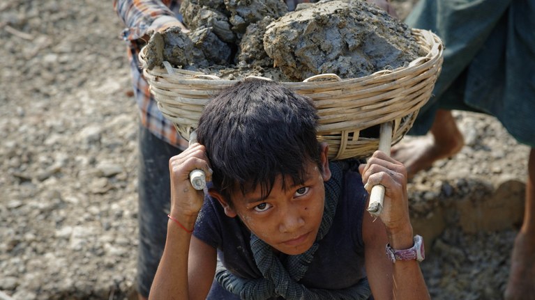 “Save the Children”: Mbi 12 milionë fëmijë në botë viktima të skllavërisë moderne