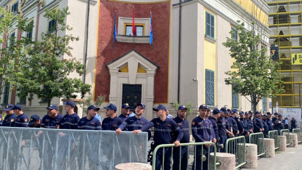 Policia, masa për tubimin përpara Bashkisë Tiranë