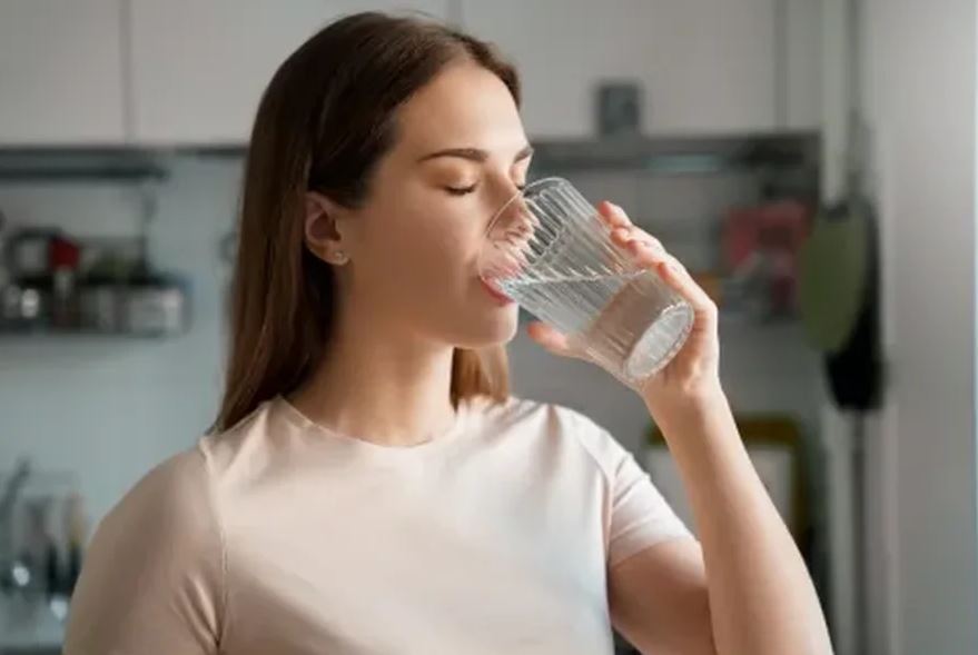 Si ta kuptoni nëse po pini ujë mjaftueshëm, 7 shenja që ju ndihmojnë