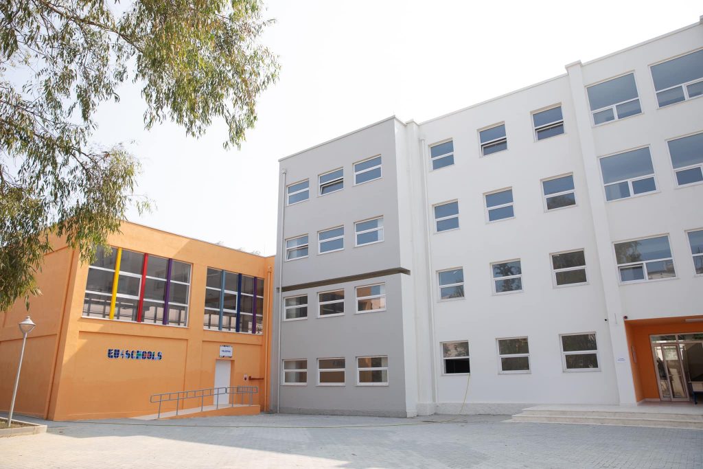 Sako: Përfundon rikonstruksioni i shkollës “14 Nëntori”, ambiente të reja për 700 nxënës dhe 50 fëmijë
