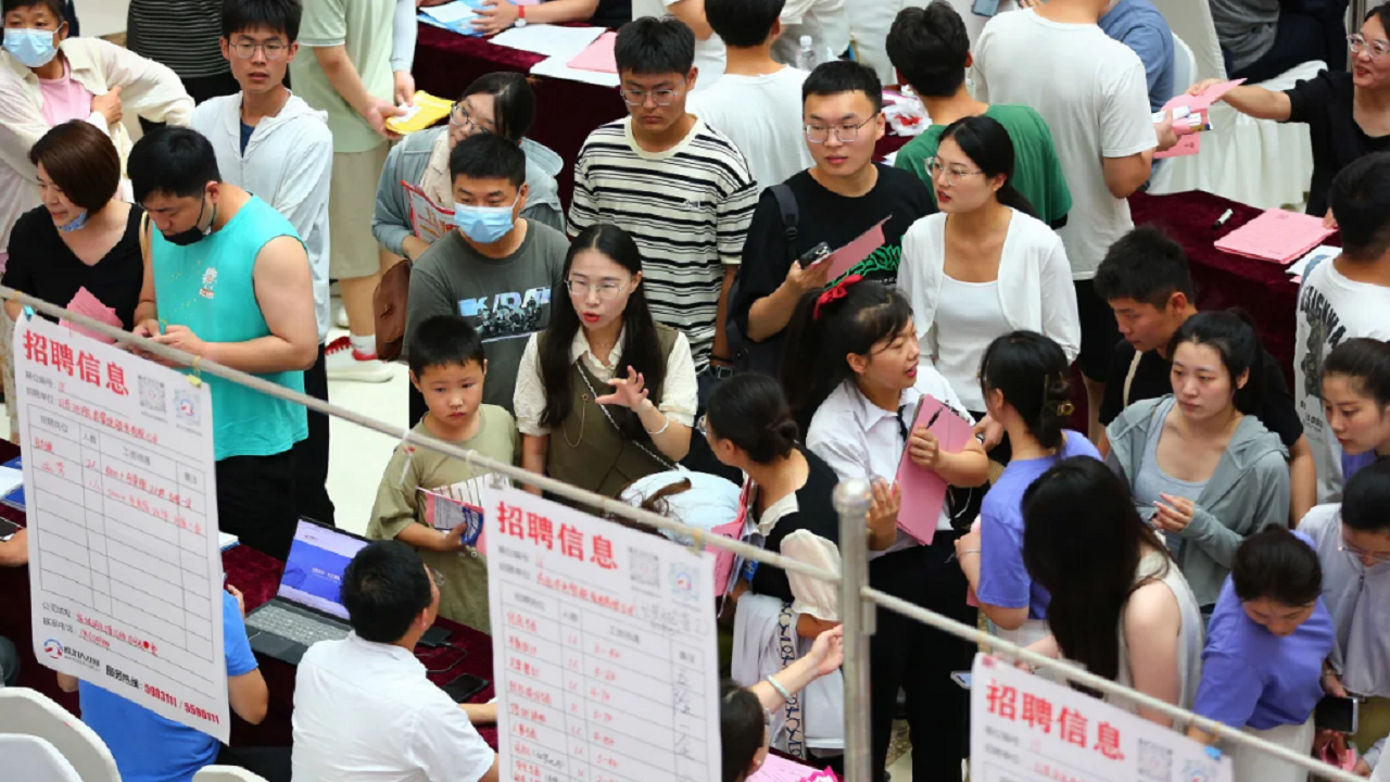 Vështirësi për të gjetur punë, të rinjtë kinezë paguhen për të qëndruar në shtëpi 