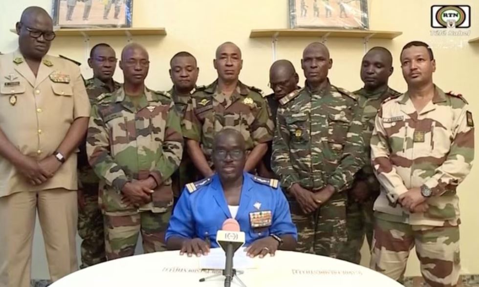 Ushtarët në Nigeri njoftojnë nisjen e grushtit të shtetit përmes televizionit