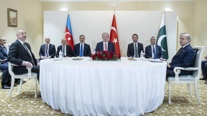 Presidenti Erdoğan takohet me Aliyev dhe Sharif në Astana