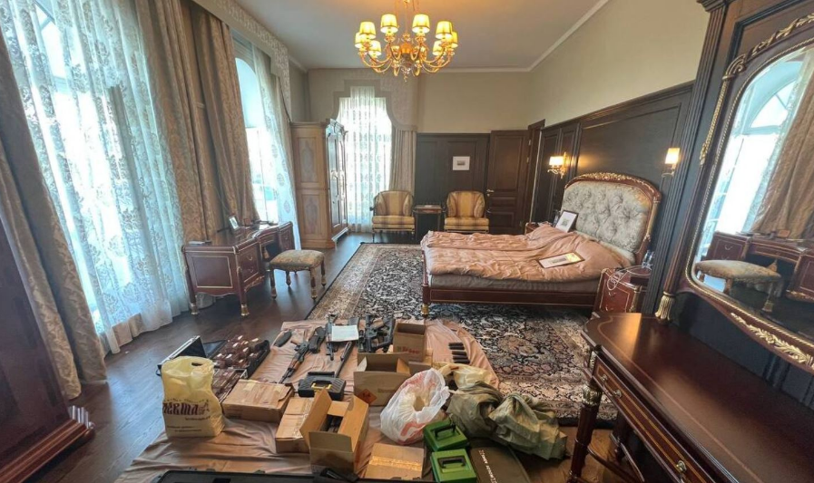 Flori, armë, paruke e fotografi të çuditshme, ja çfarë gjetën rusët në rezidencën e Prigozhin në Shën Petersburg