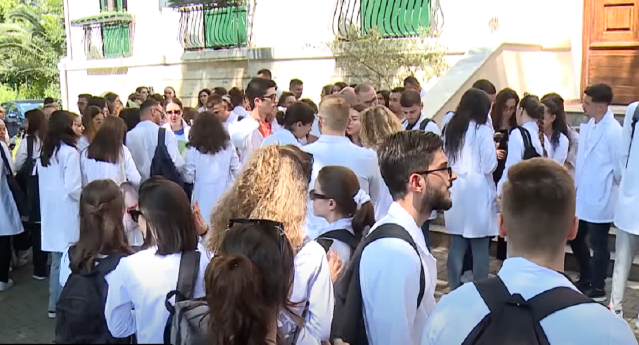 5 vite me detyrim në Shqipëri, studentët e mjekësisë nisin protestën, marshojnë drejt Kuvendit