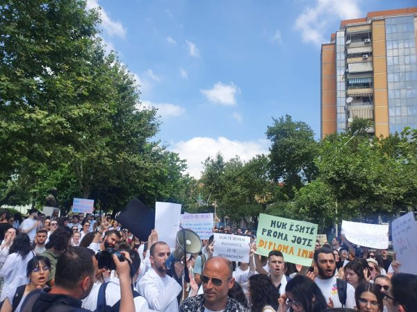 Studentët e Mjekësisë paralajmërojnë përshkallëzim të protestës: Do të bojkotojmë vitin akademik, s’do të ketë më mjekë!