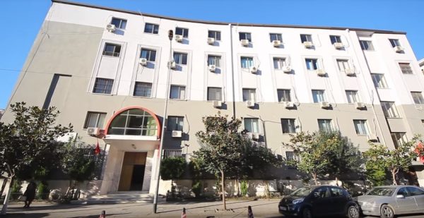 Pastronte paratë e krimit në Shqipëri/ Prokuroria e Durrësit i sekuestron italianit 5 apartamente, 7 garazhe, 2 makina dhe mbi 380 mijë euro