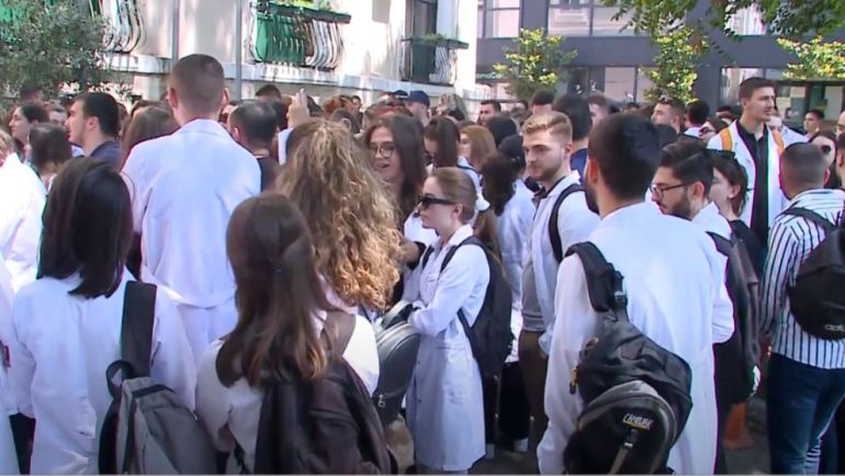 Deri në 5 vite me detyrim në Shqipëri, studentët e mjekësisë kundër, zbulohen detajet e protestës së tyre të tretë