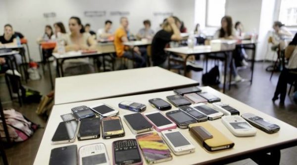 Holanda ndalon përdorimin e aparatëve të komunikimit në shkolla