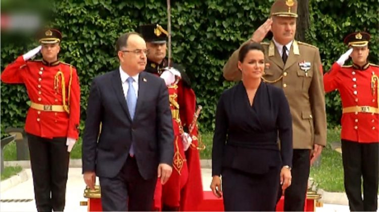 Presidentja e Hungarisë mbërrin në Tiranë, pritet nga Begaj me ceremoni