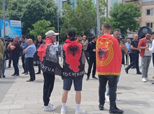 Me flamurin kuq e zi dhe simbolin e shqiponjës, qytetarët organizohen në Mitrovicë, policia rrethon zonën