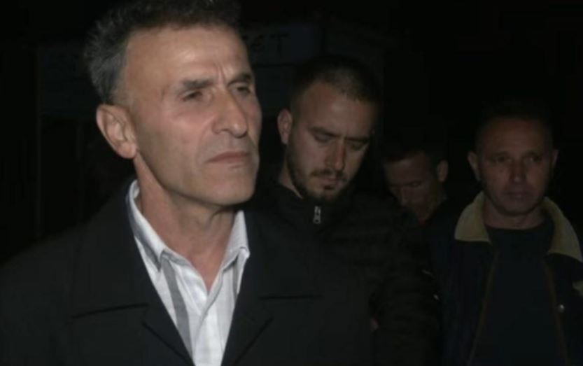 Mbi 60 orë pa dalë nga zyra, kryetari i komunës së Leposaviçit në veri të Kosovës: Po hamë bukë si në hotel, policia sjell ushqimin kur ndërron turnet