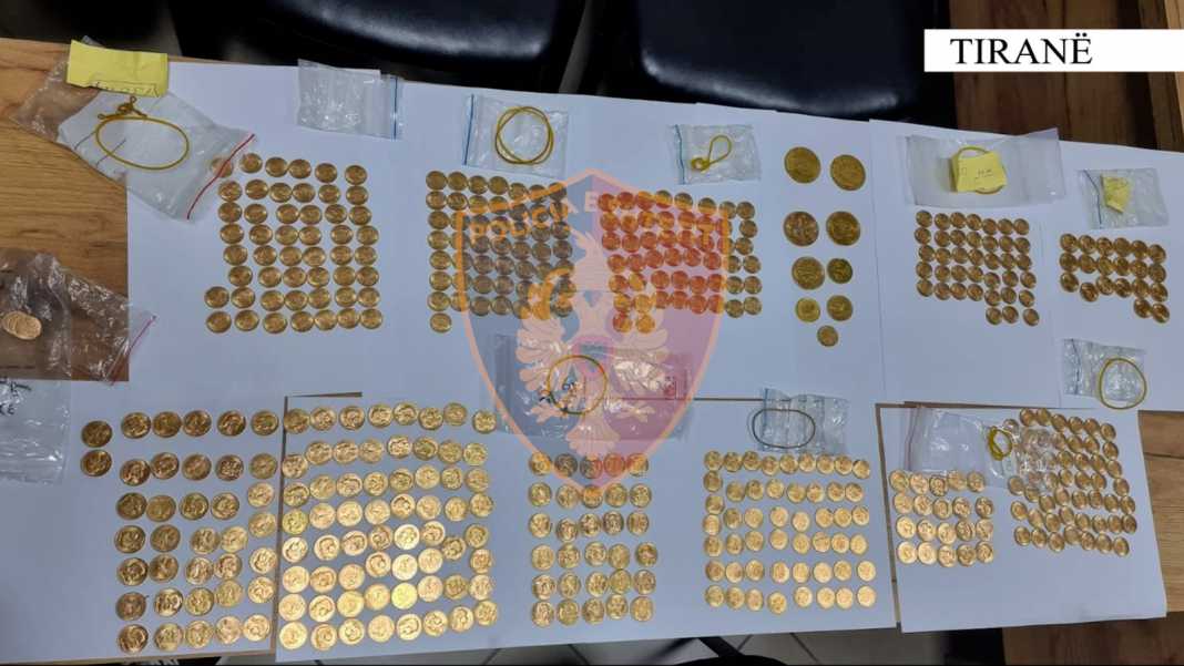 Tregtonin monedha floriri të vjedhura, arrestohen babë e bir në Tiranë