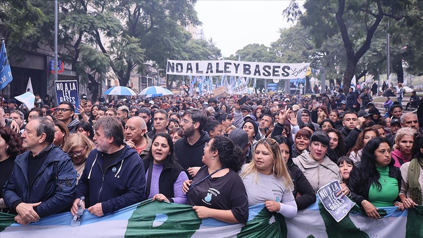 Argjentinë, dhjetëra të plagosur në protestat e dhunshme kundër qeverisë