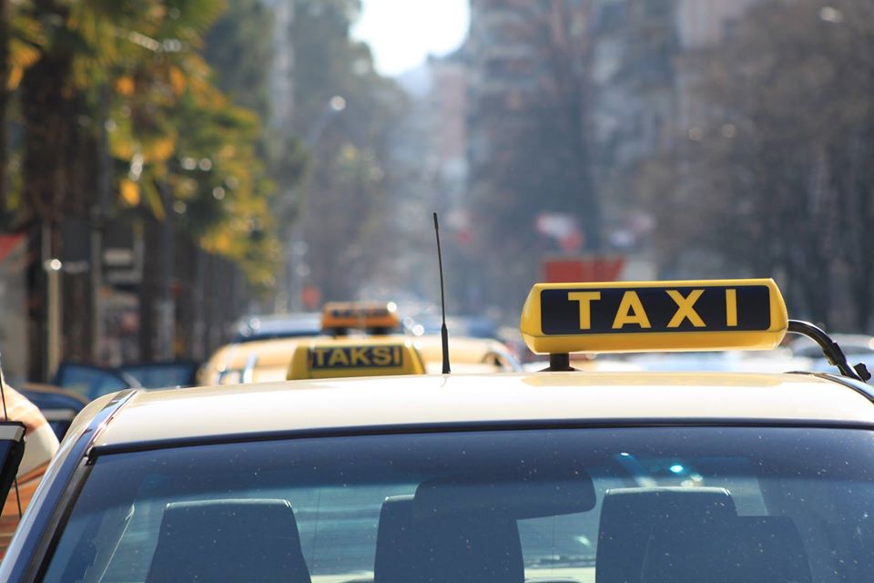 Konkurrenca mbyll hetimin për tregun e shërbimit taksi në aeroportin e Rinasit