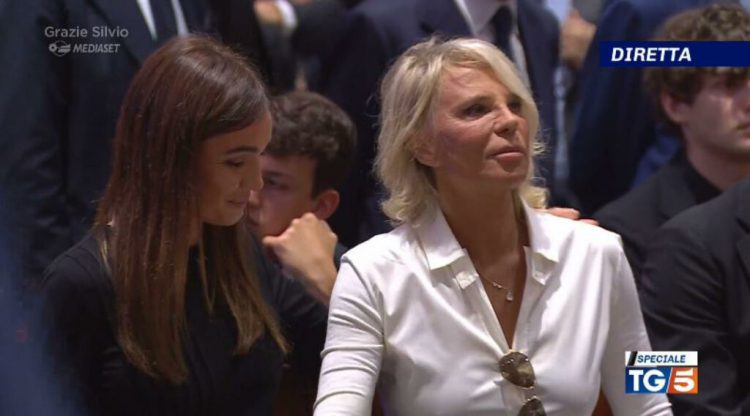Pse Maria De Filippi u vesh me të bardha në funeralin e Berlusconi-t?