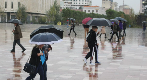 Dita nis me reshje shiu në të gjithë vendin, parashikimi i motit për sot