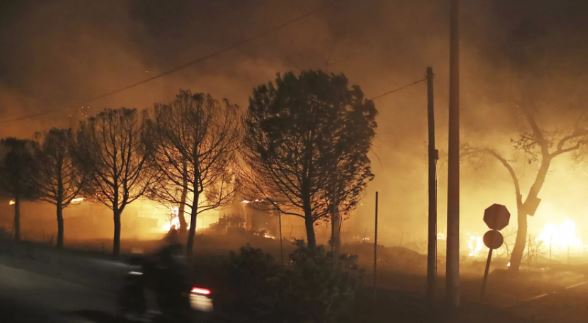Sezoni i zjarreve godet Greqinë, një zjarr të ri që shpërthen çdo 10 minuta