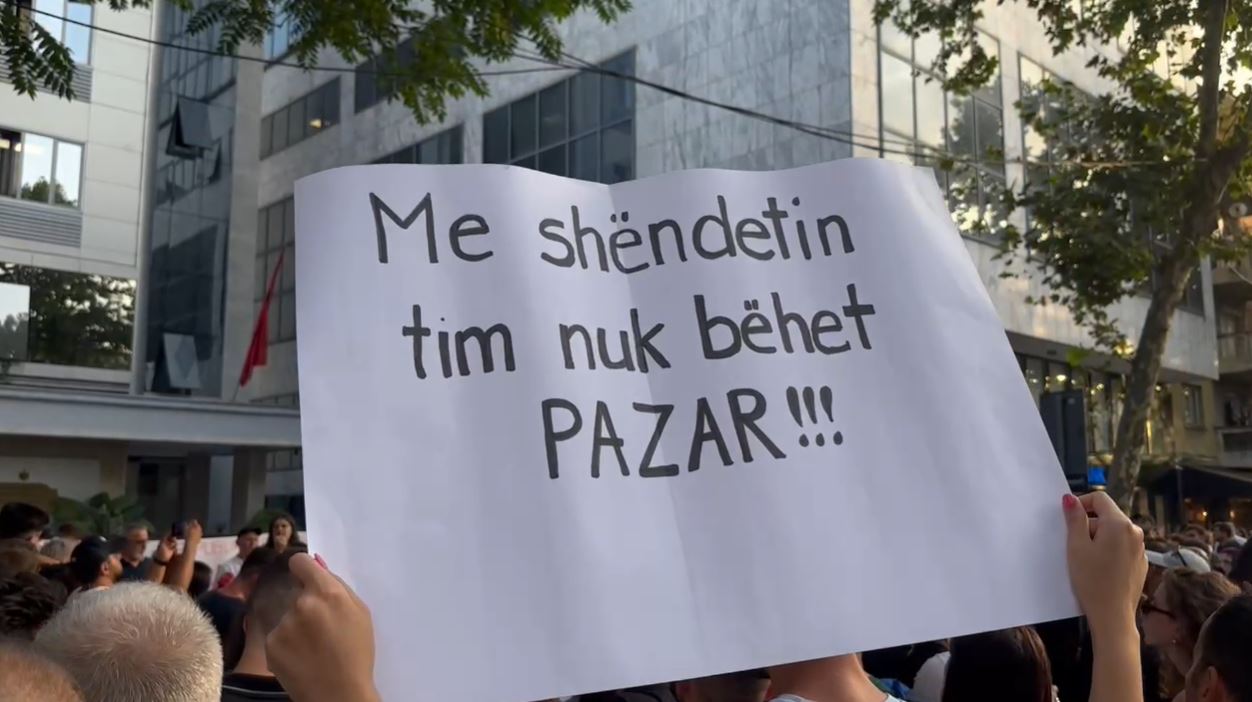 FOTO/ “Me shëndetin tim nuk bëhet pazar”, qytetarët protestojnë me pankarta para Ministrisë së Shëndetësisë