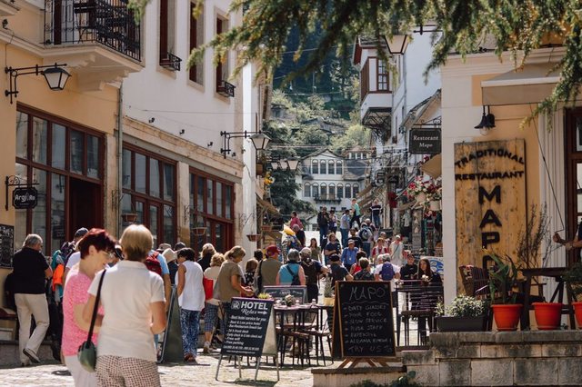 Italianët preferojnë Gjirokastrën nga 100 mijë turistë, 25% janë shtetas italianë