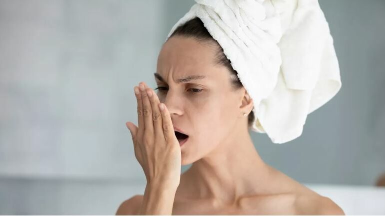 Çfarë e shkakton erën e keqe të gojës? Mësoni sëmundjet që mund të sinjalizojë dhe çfarë duhet të dini rreth shëndetit oral