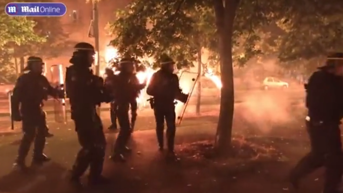 Parisi vazhdon të digjet, BBC: Ngjan si një zonë lufte