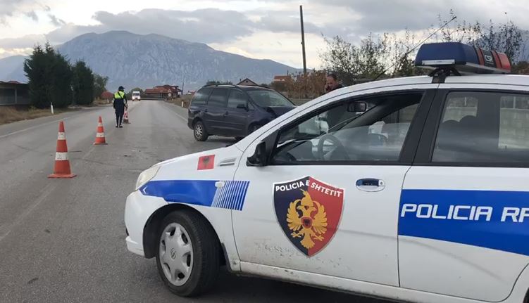 Aksident në aksin rrugor Korçë-Pogradec, makina përplas këmbësorin