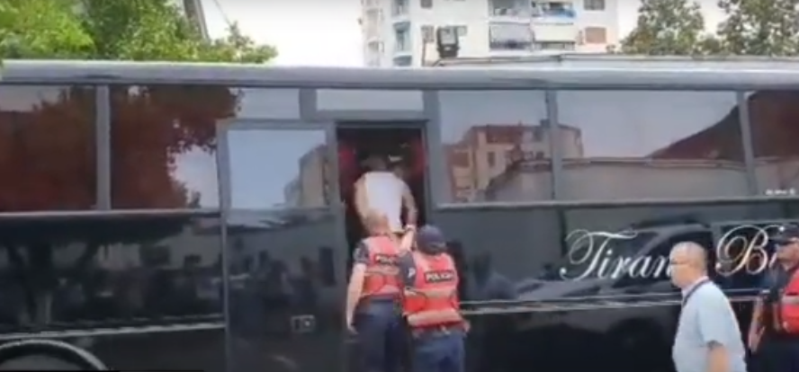 U kapën gjatë natës në Elbasan, policia shoqëron me autobus 45 të arrestuarit drejt Tiranës