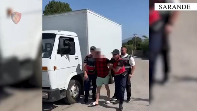Transportonte me kamionçinë 33 emigrantë të paligjshëm, pranga 38-vjeçarit në Sarandë