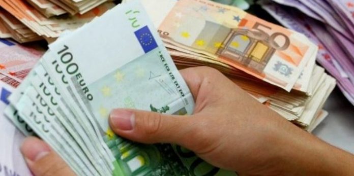 Euro humbet sërish terren, këmbehet me 106.74 lekë