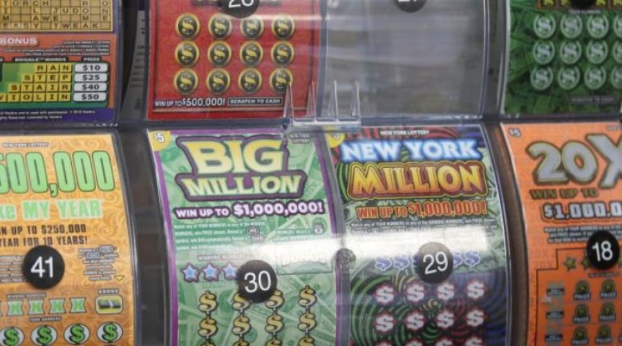 Bleu një biletë lotarie pak para mbylljes së dyqanit, burri fiton plot 300 mijë dollarë
