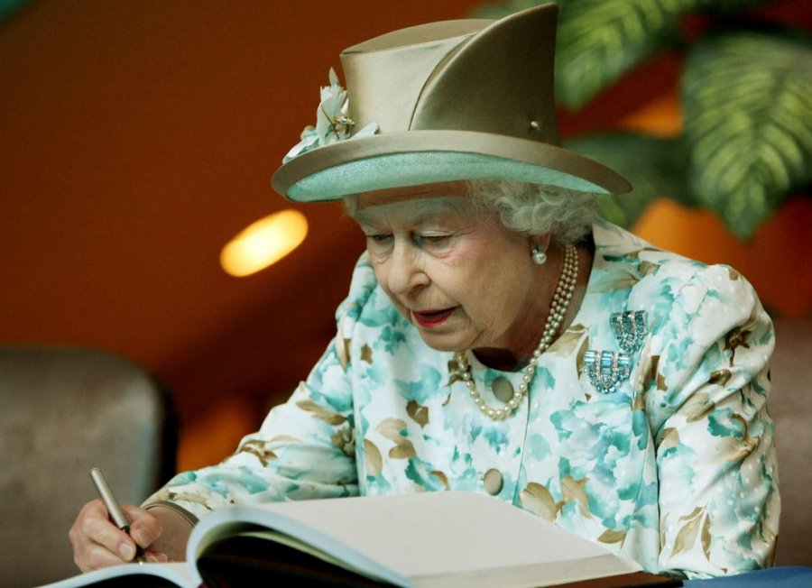 'Shkruante rreth 15 minuta, çdo mbrëmje'/ A do të publikohet ditari sekret i Mbretëreshës Elizabeth?