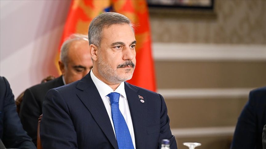 Shefi i diplomacisë turke dënon djegien e Kur’anit në Suedi