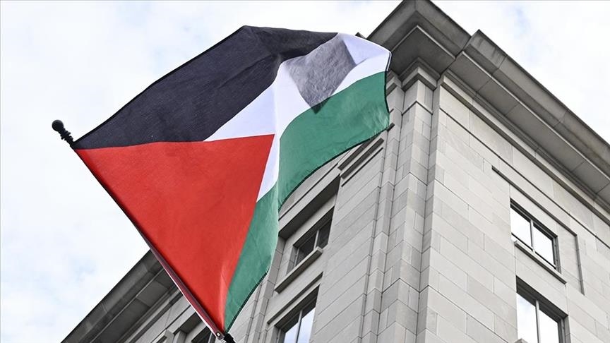 Ish-deputeti italian vendos flamurin palestinez në Katedralen Duomo të Milanos