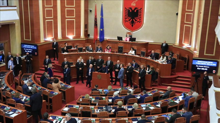 Shqipëri, tensione në protestën e opozitës dhe seancën parlamentare