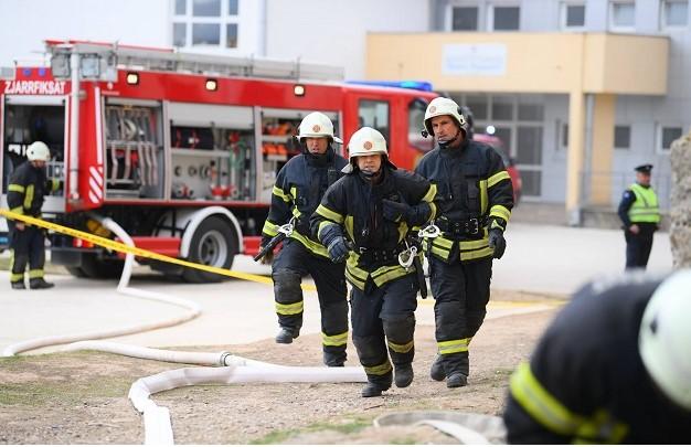 Zjarrëfikësit e Gjirokastrës trajnojnë qytetarët për zjarret