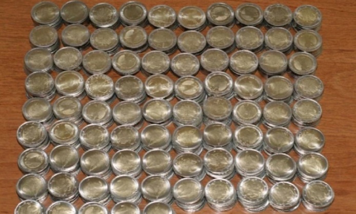 U gjetën rreth 4300 monedha metalike të falsifikuara, arrestohen tre persona