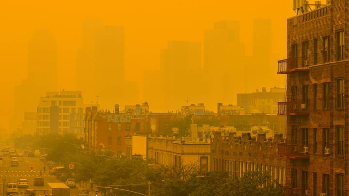 Nju Jorku i mbuluar me tym nga zjarret që përfshinë Kanadanë