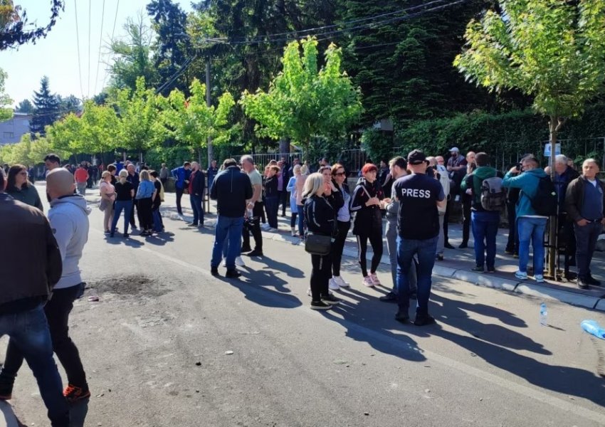 Serbët vazhdojnë protestat para objekteve komunale në veri
