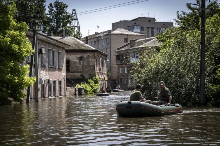 Shpërthimi i digës në Ukrainë/ 600 km2 nën ujë, vazhdojnë evakuuimet e banorëve