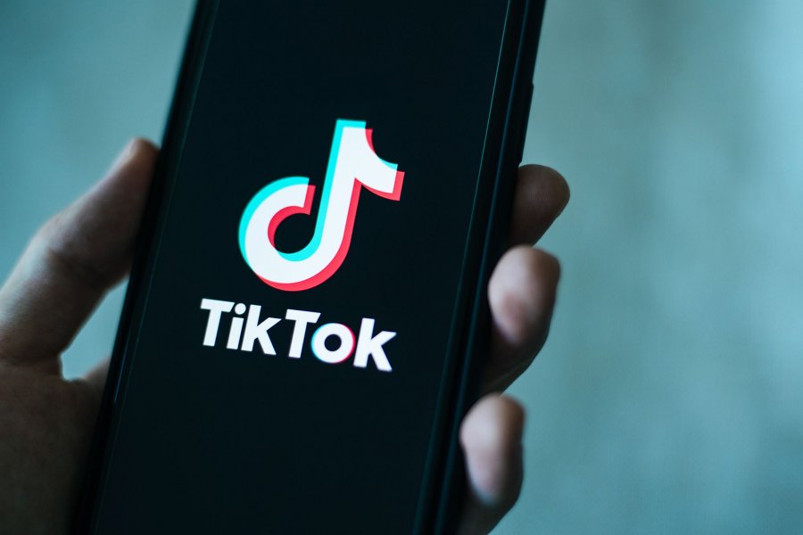 Qeveria britanike pritet të ndalojë përdorimin e TikTok-ut në celularët e punës