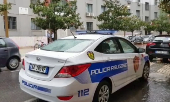 Vidhte vazhdimisht bateritë e makinave të qytetarëve në Durrës, arrestohet në flagrancë 30-vjeçari