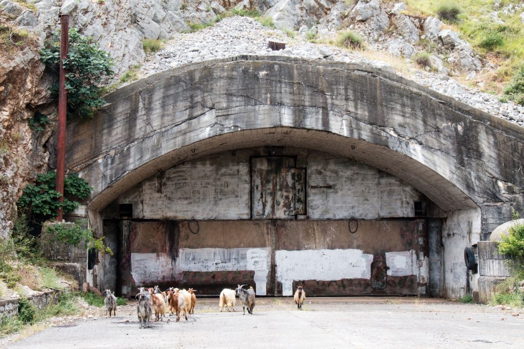 Ekspozita “Remains of Paranoia” çon në Korçë fragmente nga Shqipëria komuniste