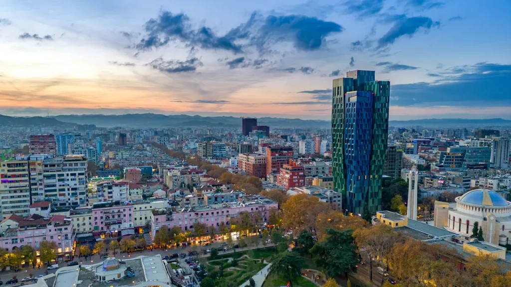 “iNews”: Tirana, qyteti evropian i përsosur për pushime në pranverë