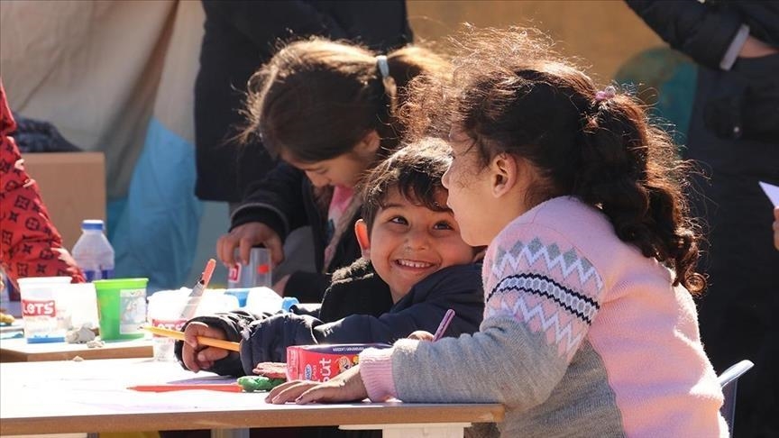 Türkiye, mësuesit në rajonet e prekura nga tërmetet vazhdojnë mësimin në shkollat-tenda