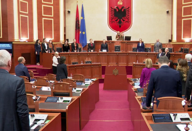 Kuvendi i Shqipërisë, një minutë heshtje për tre gratë e vrara në Tiranë dhe 47 viktimat e aksidentit hekurudhor në Larisa