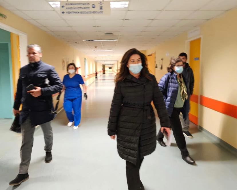 Ambasadorja Hajdaraga viziton në spital disa shqiptarë të lënduar nga aksidenti në Larisa