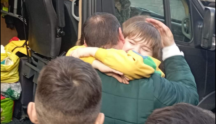 Fëmijët ukrainas të deportuar nga pushtuesi rus bashkohen me prindërit