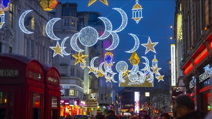 Rruga e famshme e Londrës u ndriçua për herë të parë për muajin e Ramazanit