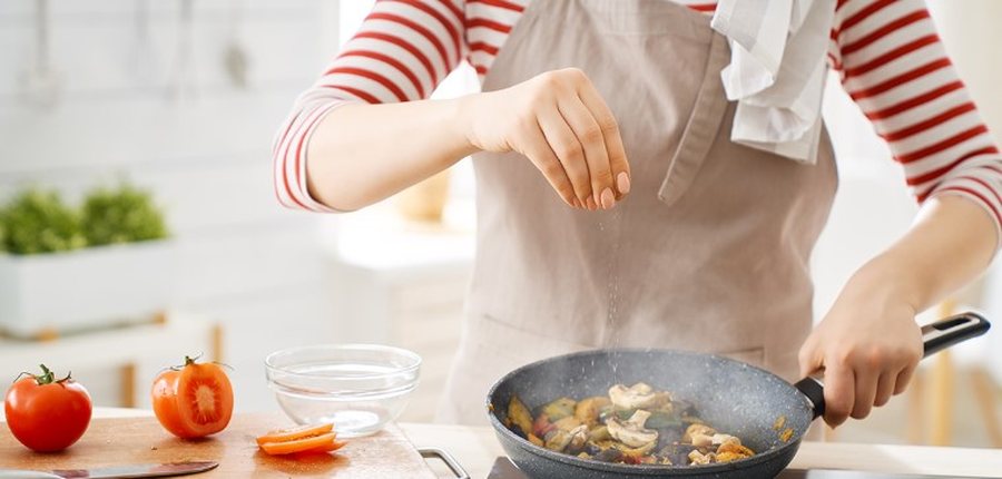 Ekspertët zbulojnë tre vajrat më të mirë të gatimit dhe cilët duhet të shmangni për çdo vakt